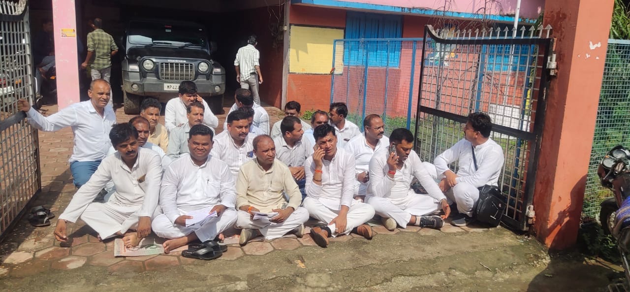 जनपद सदस्यों के साथ धरने पर बैठे जनपद अध्यक्ष जनपद सदस्यों के साथ धरने पर बैठे जनपद अध्यक्ष