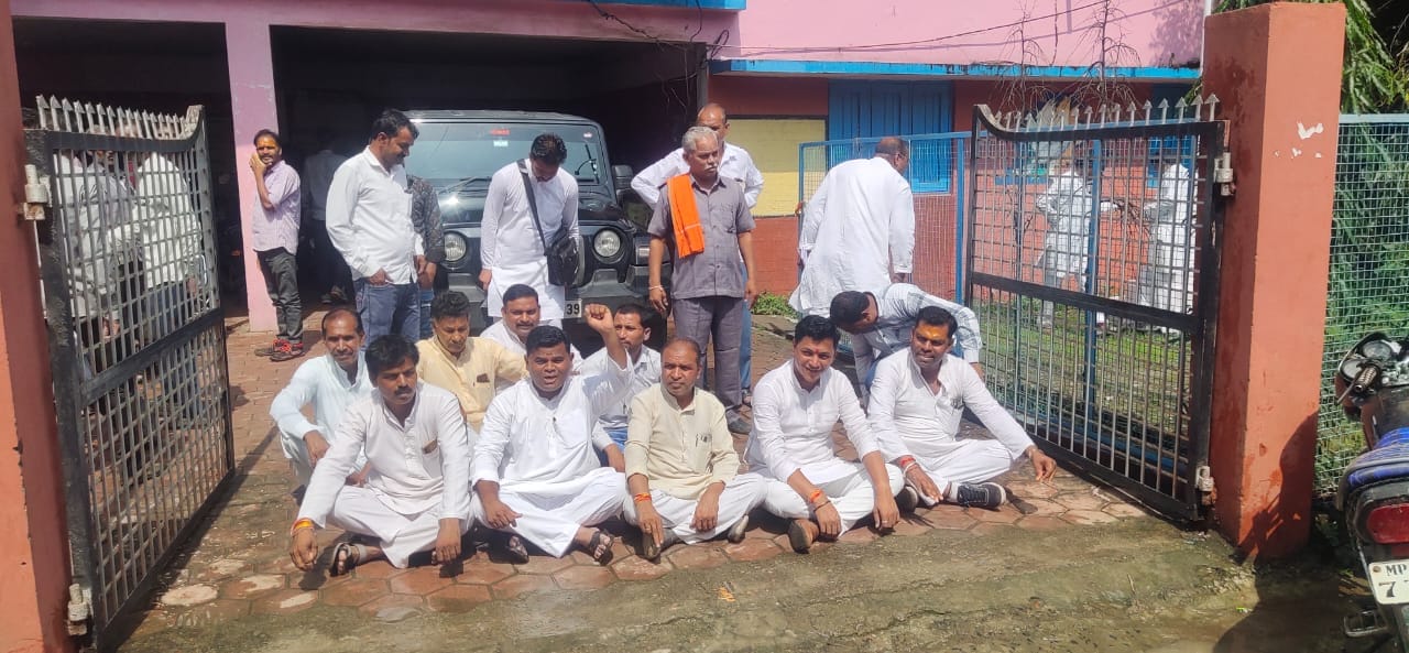 जनपद सदस्यों के साथ धरने पर बैठे जनपद अध्यक्ष जनपद सदस्यों के साथ धरने पर बैठे जनपद अध्यक्ष