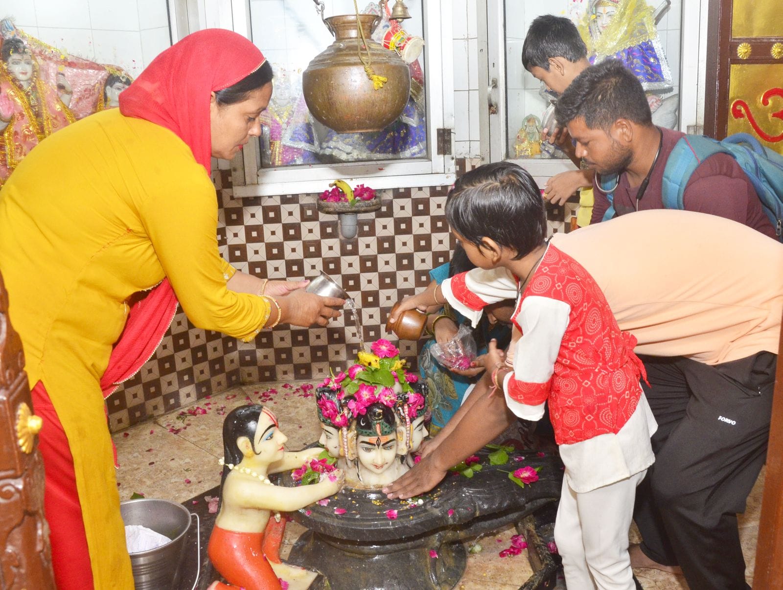 कछला घाट से निकले कांवड़िये। संवाद कछला घाट से निकले कांवड़िये। संवाद