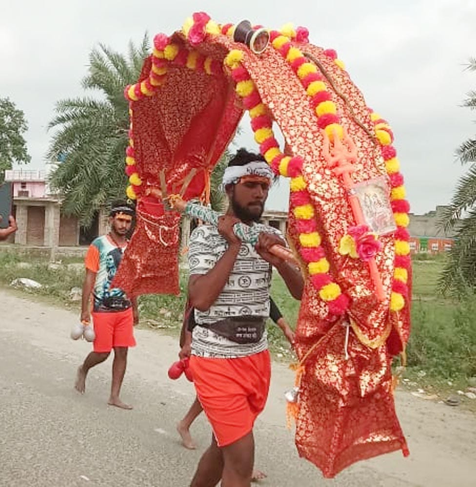 कछला घाट से निकले कांवड़िये। संवाद कछला घाट से निकले कांवड़िये। संवाद