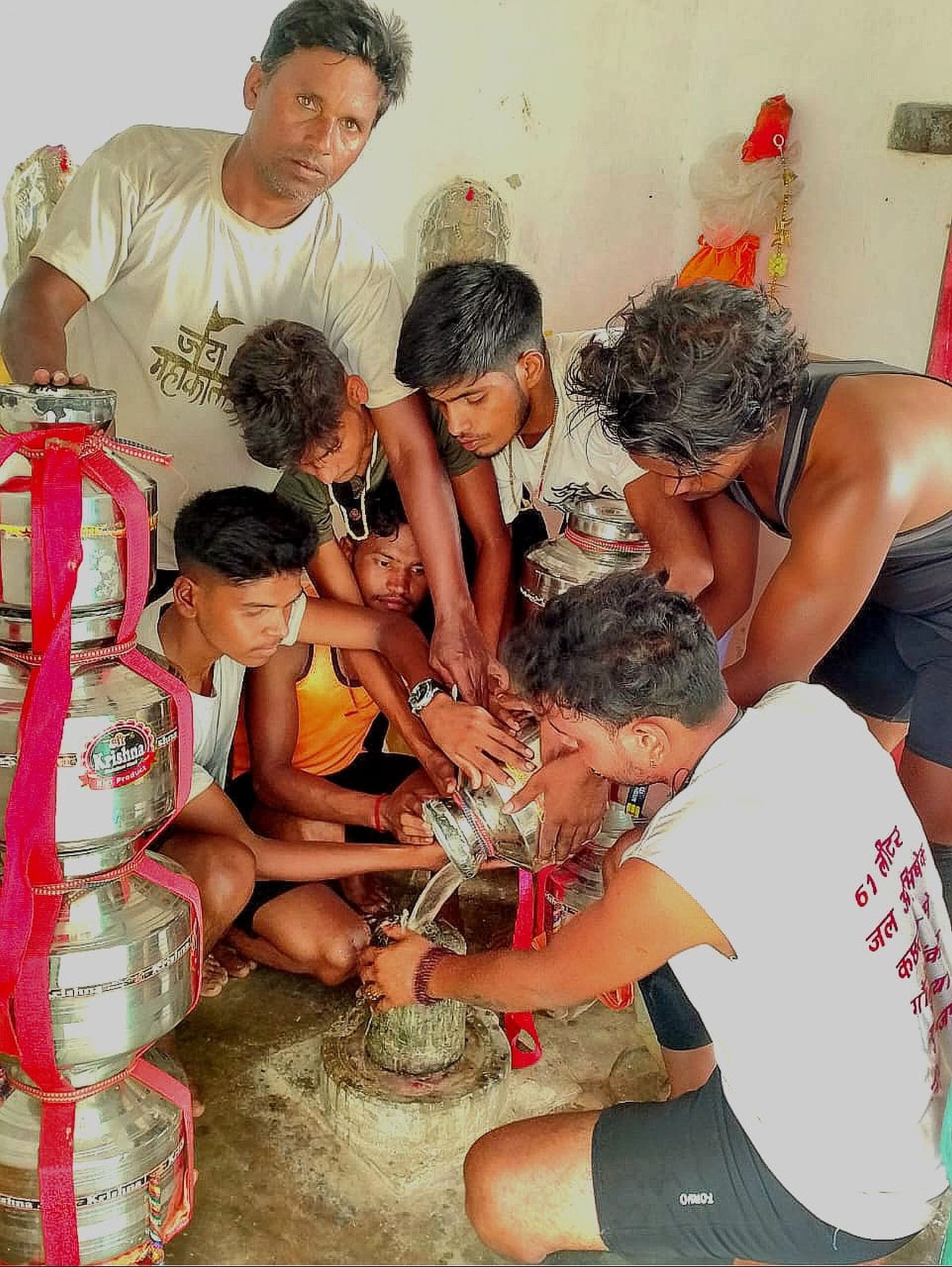 कछला घाट से निकले कांवड़िये। संवाद कछला घाट से निकले कांवड़िये। संवाद