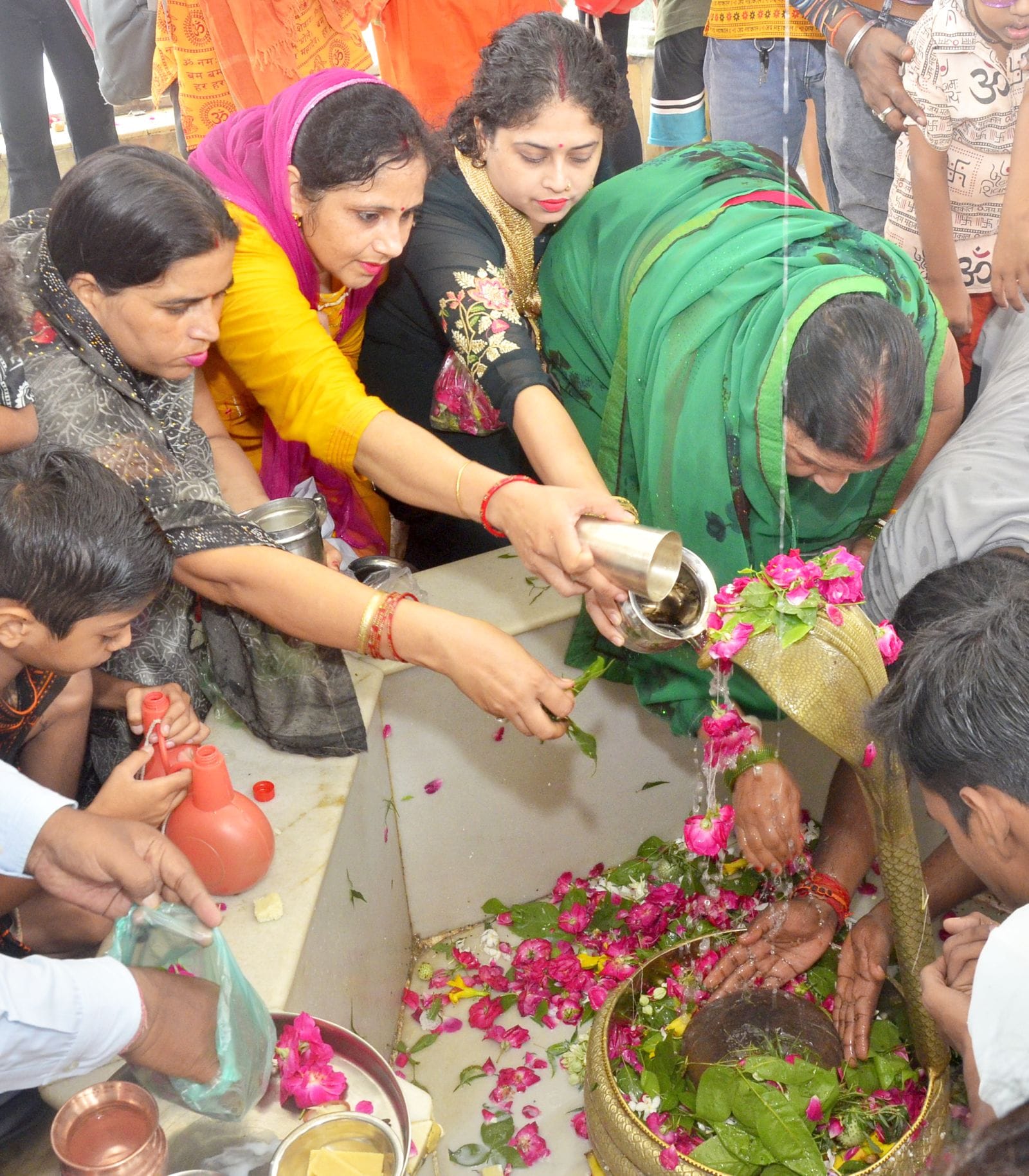 कछला घाट से निकले कांवड़िये। संवाद कछला घाट से निकले कांवड़िये। संवाद