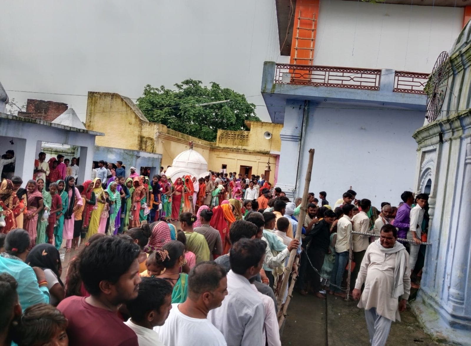 कछला घाट से निकले कांवड़िये। संवाद कछला घाट से निकले कांवड़िये। संवाद