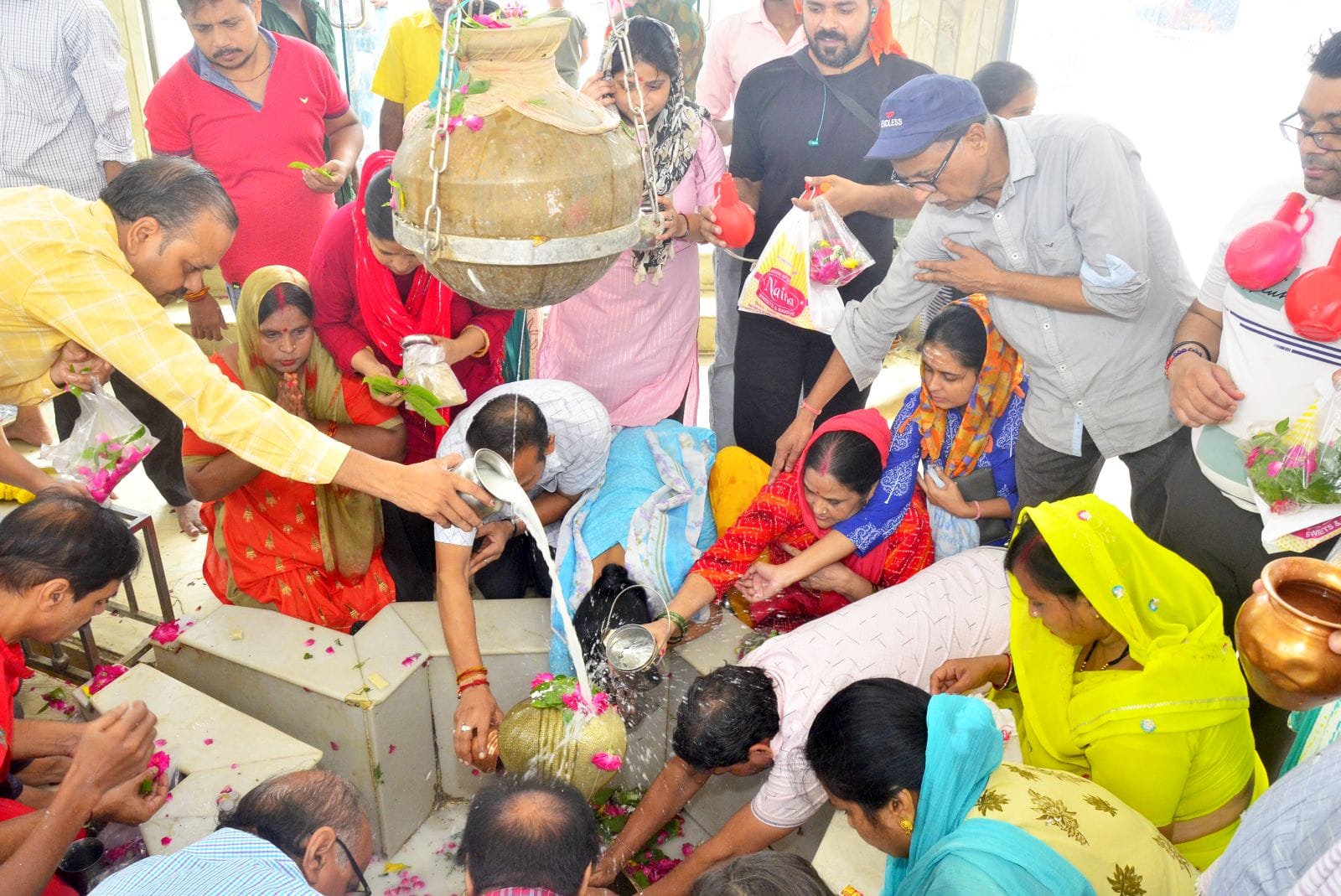 कछला घाट से निकले कांवड़िये। संवाद कछला घाट से निकले कांवड़िये। संवाद