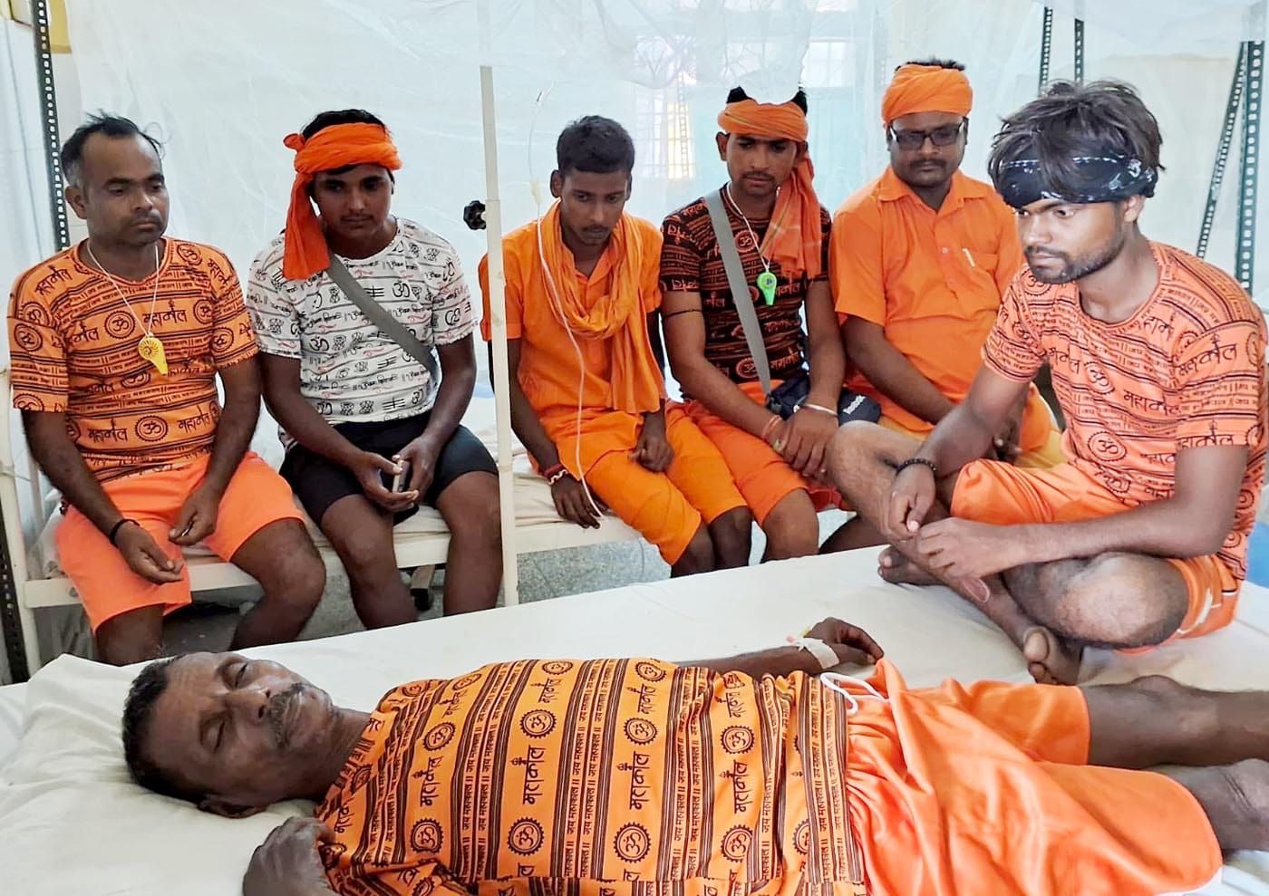 कुलचौरा के पास पलटी पड़ी ट्रॉली। संवाद कुलचौरा के पास पलटी पड़ी ट्रॉली। संवाद
