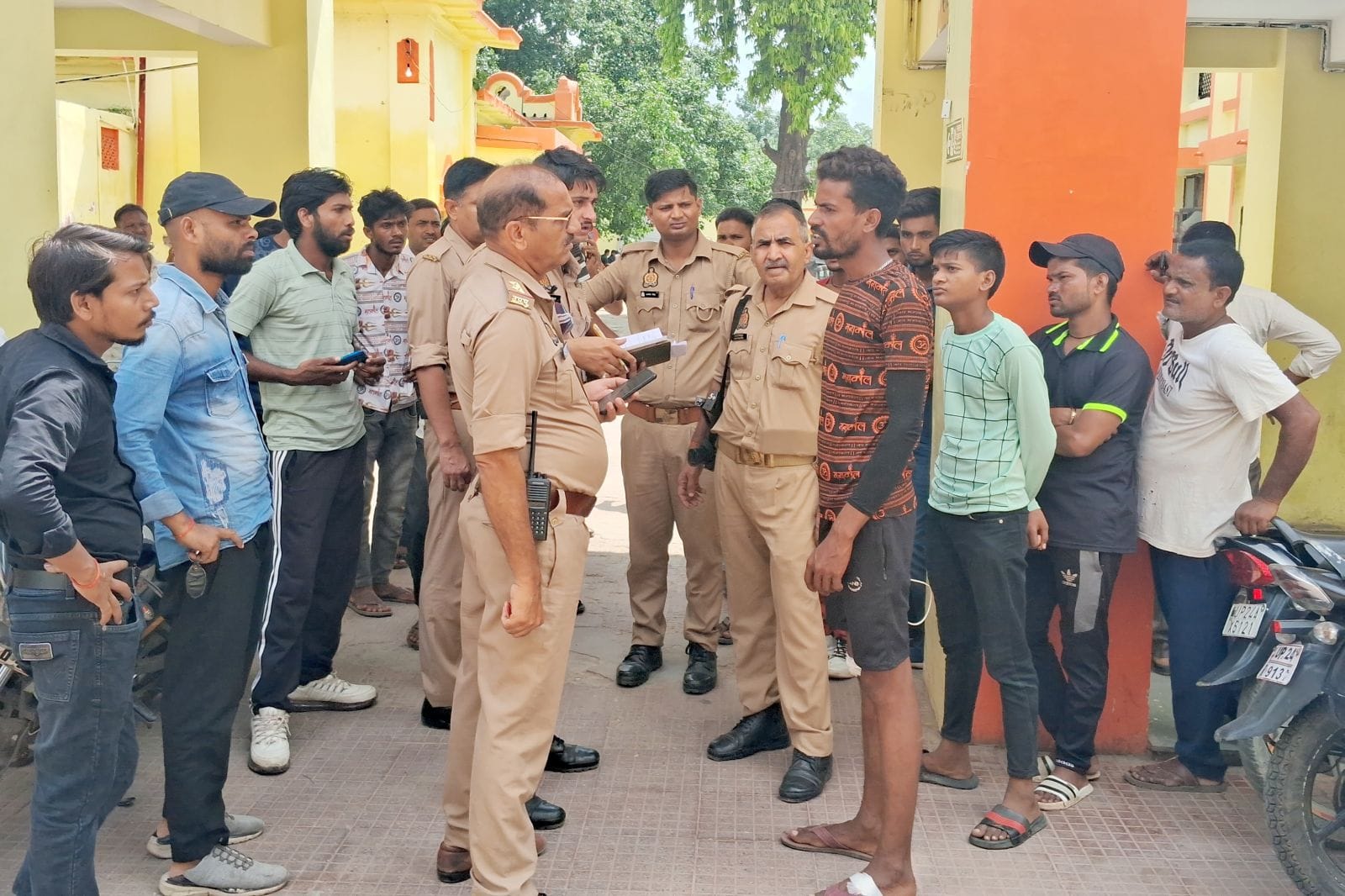 कुलचौरा के पास पलटी पड़ी ट्रॉली। संवाद कुलचौरा के पास पलटी पड़ी ट्रॉली। संवाद