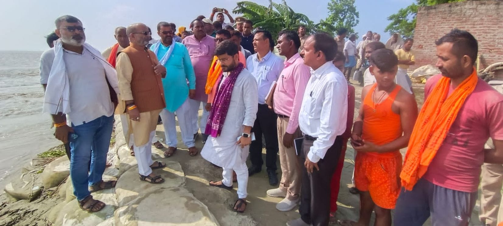 महसी के टिकुरी में कटान करती सरयू नदी। महसी के टिकुरी में कटान करती सरयू नदी।