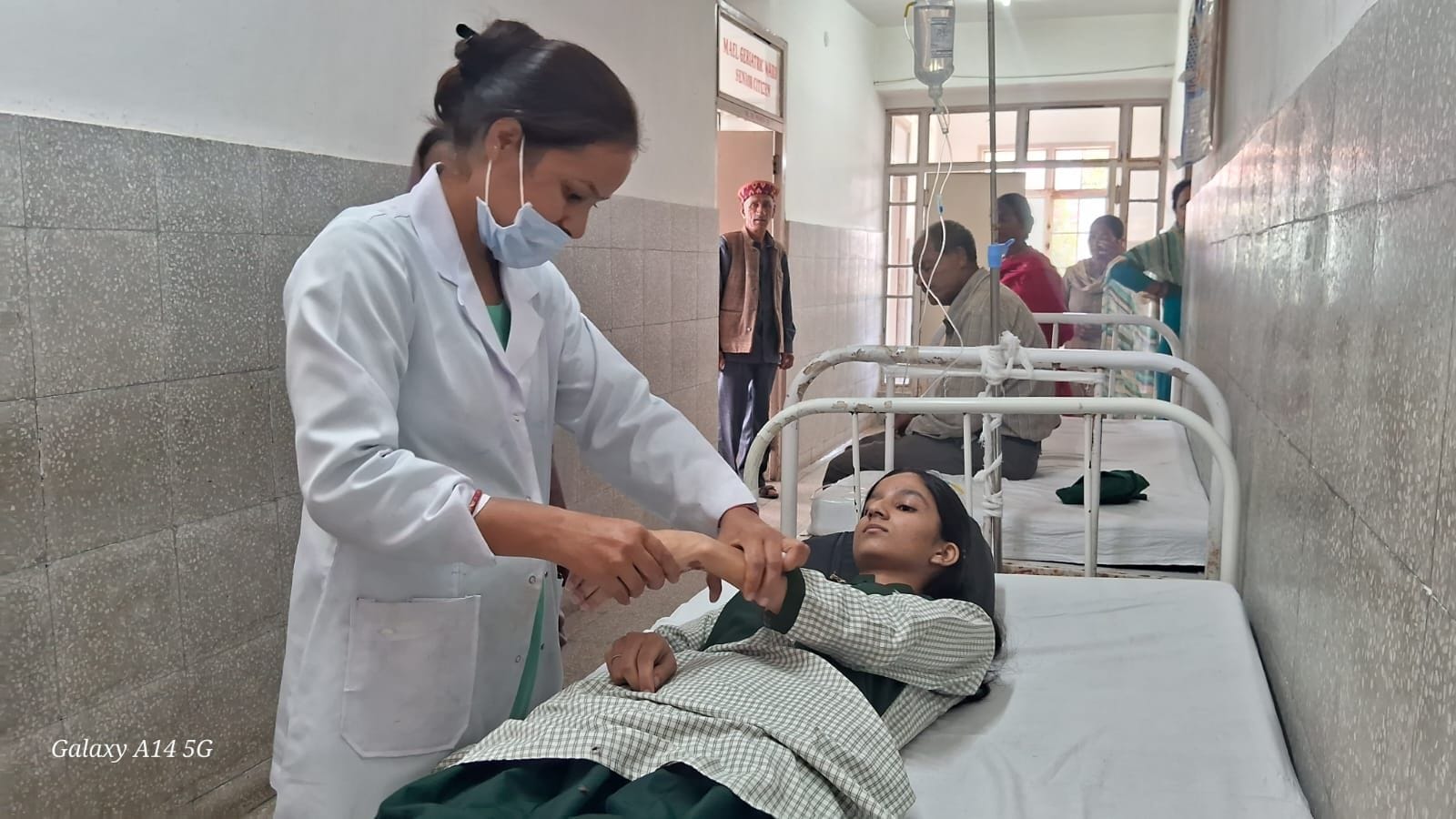 नागरिक अस्पताल जोगिंद्रनगर के रोगी वार्ड में उपचाराधीन मरीज । संवाद नागरिक अस्पताल जोगिंद्रनगर के रोगी वार्ड में उपचाराधीन मरीज । संवाद