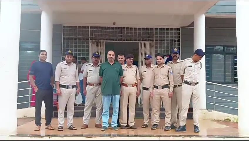 पुलिस की गिरफ्त में आरोपी पुलिस की गिरफ्त में आरोपी