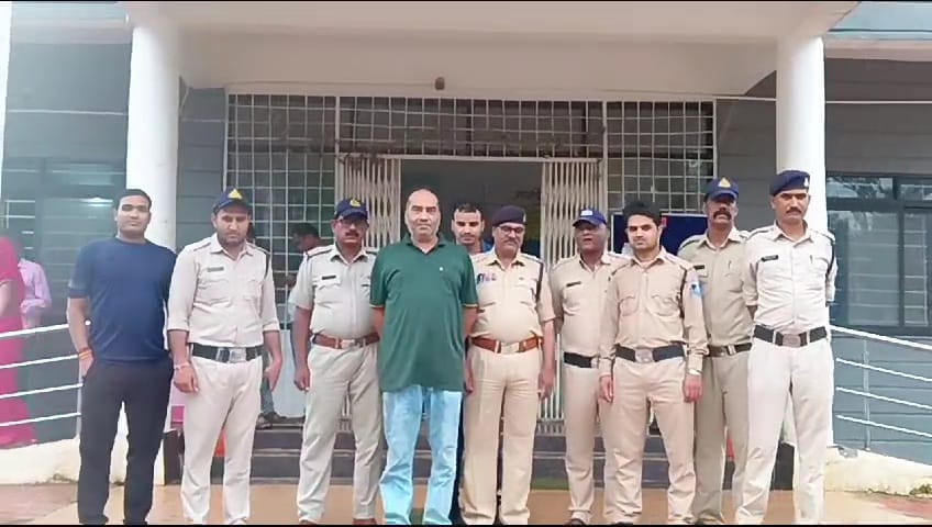 पुलिस की गिरफ्त में आरोपी पुलिस की गिरफ्त में आरोपी