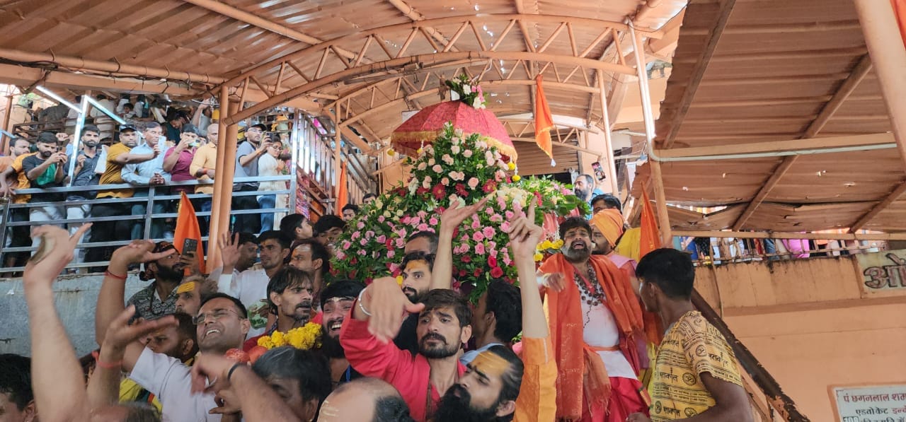 सजी हुई पालकी में निकले ज्योतिर्लिंग भगवान ओमकारेश्वर और ममलेश्वर