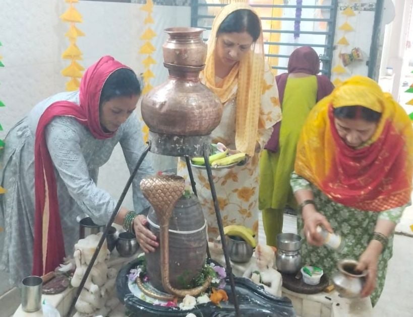 शिव तांडव गुफा मंदिरकुनिहार में पूजा करते भक्त। संवाद शिव तांडव गुफा मंदिरकुनिहार में पूजा करते भक्त। संवाद
