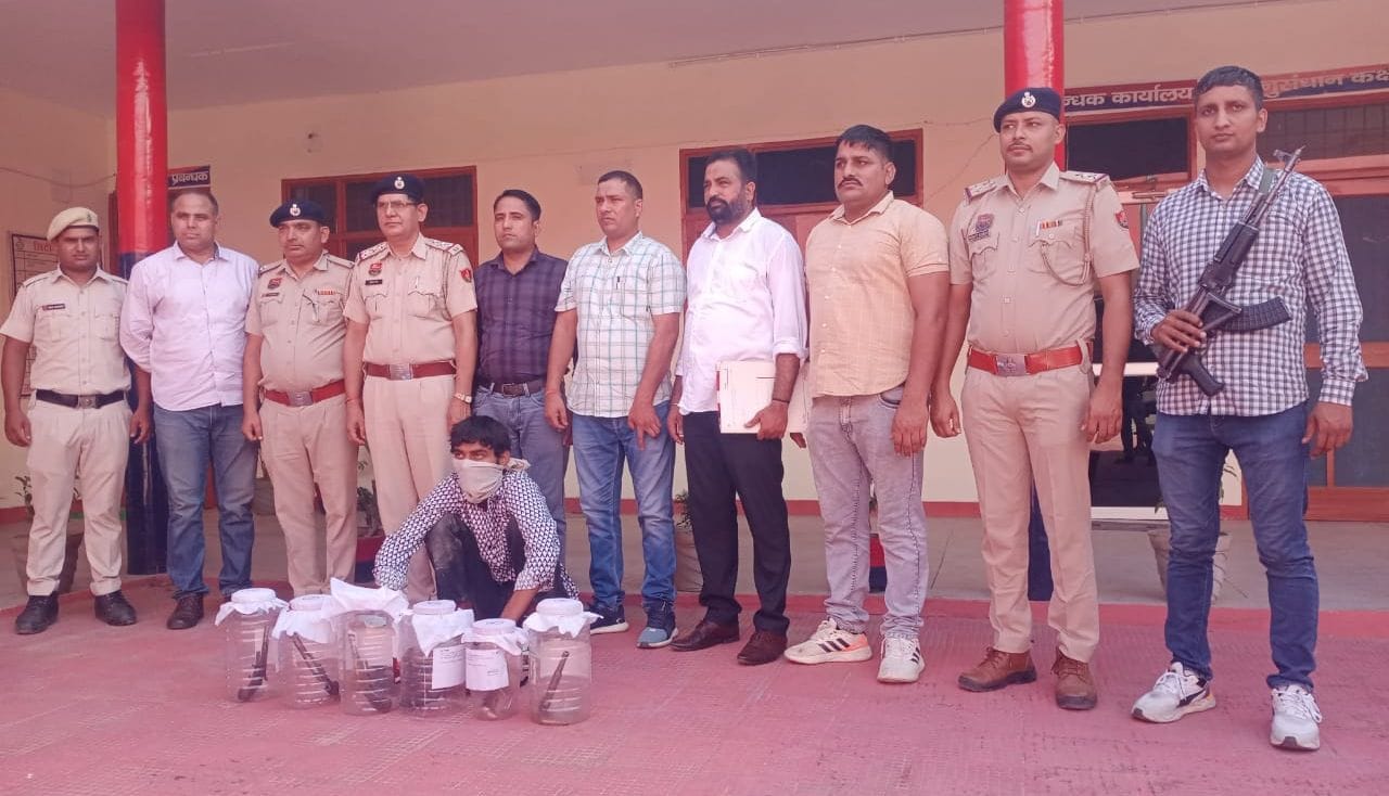 05जेएनडी34: पुलिस गिरफ्त में पकड़ा गया आरोपी मोंटी। पुलिस प्रशासन 05जेएनडी34: पुलिस गिरफ्त में पकड़ा गया आरोपी मोंटी। पुलिस प्रशासन