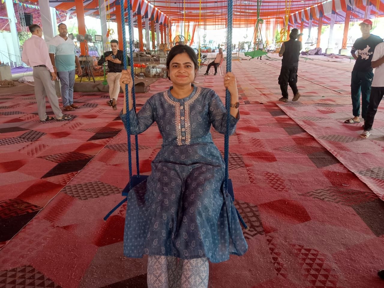 05जेएनडी35-तीज उत्सव कार्यक्रम में लगाए गए झूले में झुला झुलती सीओ डॉ. किरण सिंह। स्रोत स्वयं