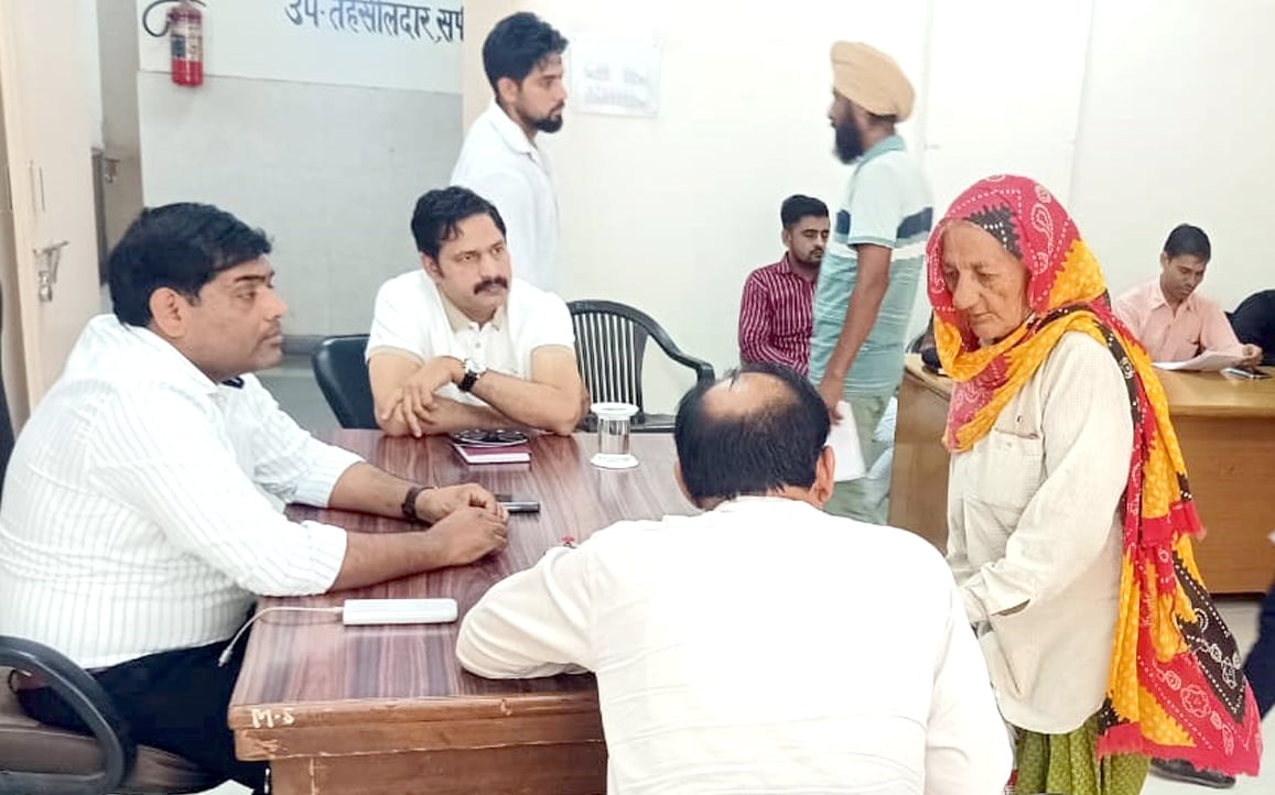 05जेएनडी36: एक वृद्धा की शिकायत सुनते हुए एसडीएम मनीष कुमार फोगाट। संवाद 05जेएनडी36: एक वृद्धा की शिकायत सुनते हुए एसडीएम मनीष कुमार फोगाट। संवाद