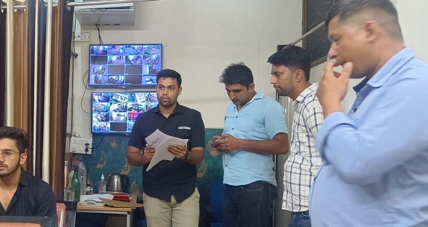 05जेएनडी43 : सीसीटीवी कैमरों की जांच के बाद जानकारी हासिल करते खूफिया टीम सदस्य। संवाद 05जेएनडी43 : सीसीटीवी कैमरों की जांच के बाद जानकारी हासिल करते खूफिया टीम सदस्य। संवाद