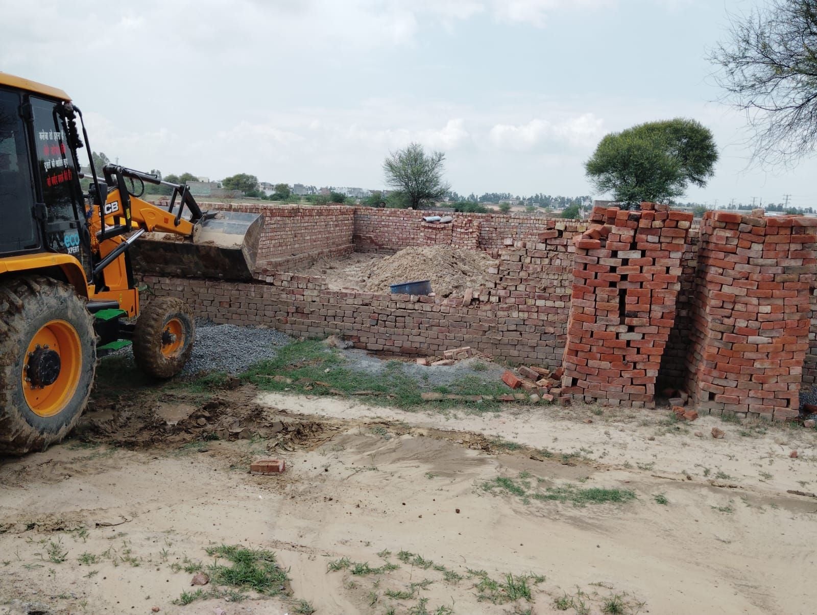 05जेएनडी46 : अवैध रुप से विकसित की जा रही कॉलोनियों को तोड़ती प्रशासन की जेसीबी। संवाद