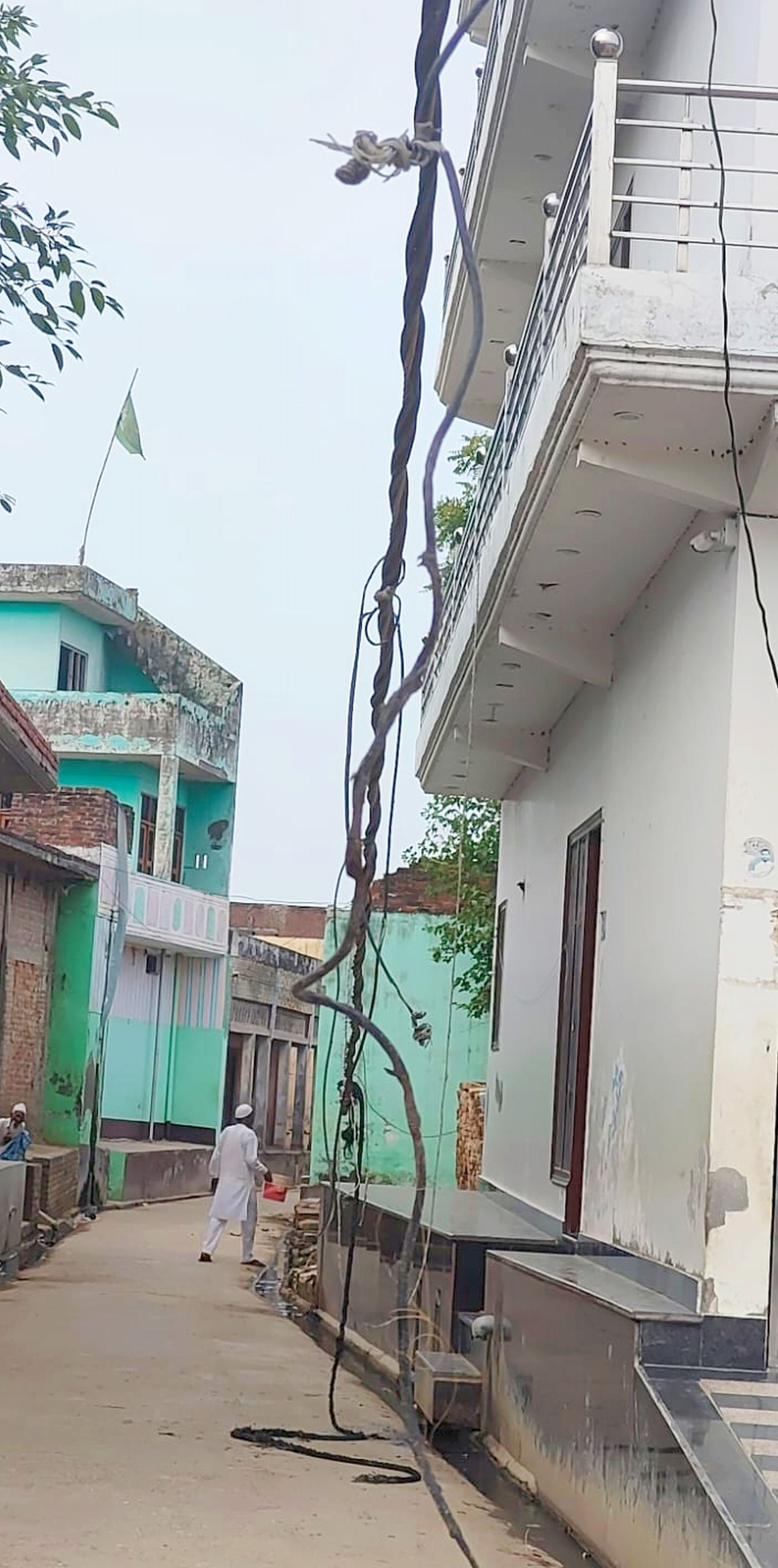 बिल्सी में बिजली कटौती को लेकर प्रदर्शन करते किसान। संवाद