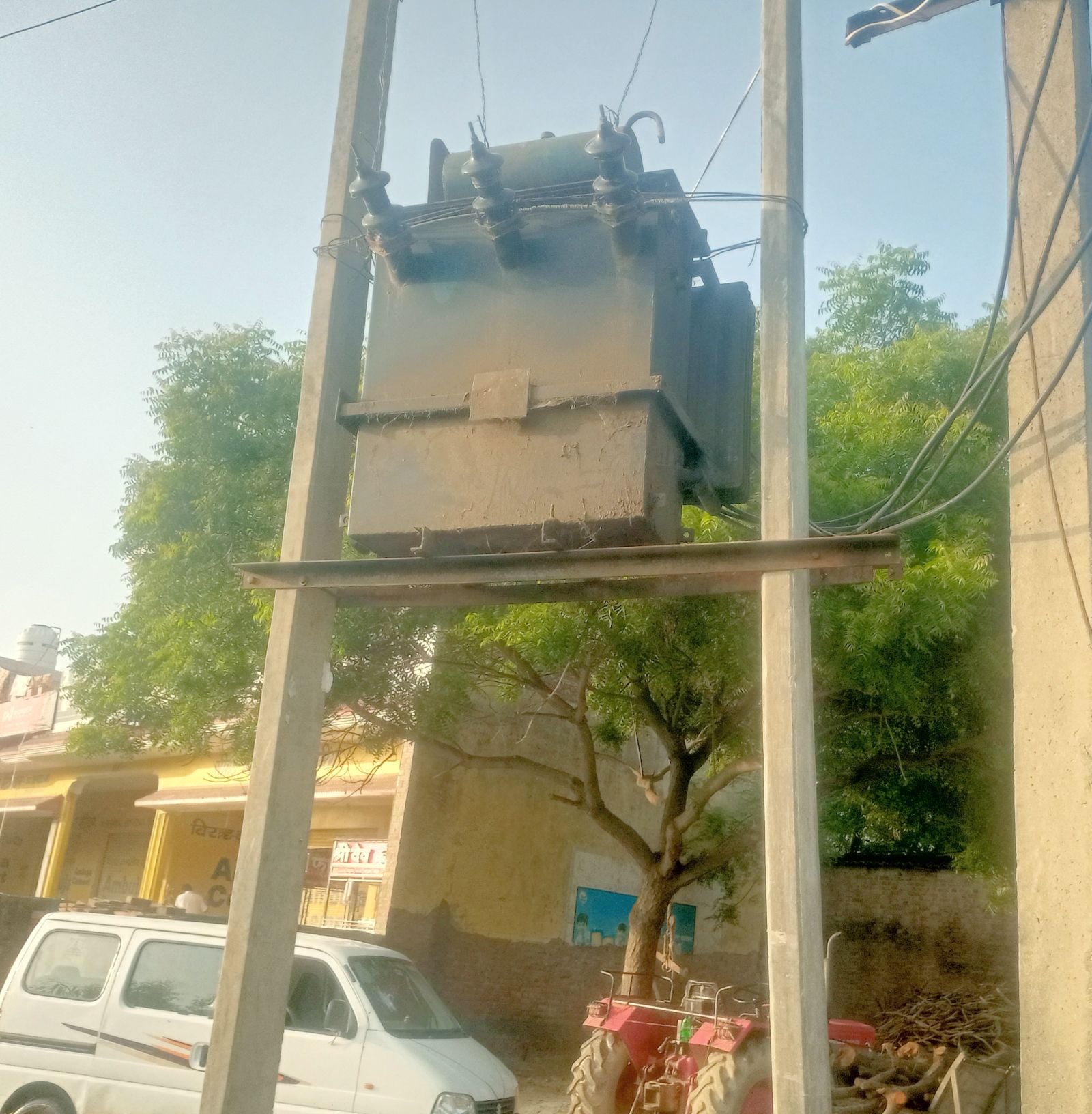 बिल्सी में बिजली कटौती को लेकर प्रदर्शन करते किसान। संवाद