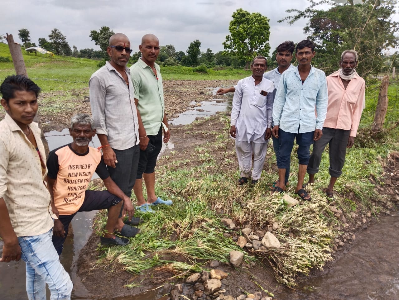 बर्बाद हुई फसल के साथ पीड़ित किसान