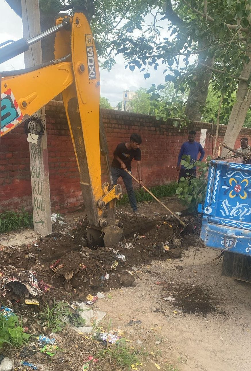 फोटो संख्या: 55 माॅडल संस्कृति स्कूल के पास नाले की सफाई करते हुए सफाई कर्मचारी---संवाद
