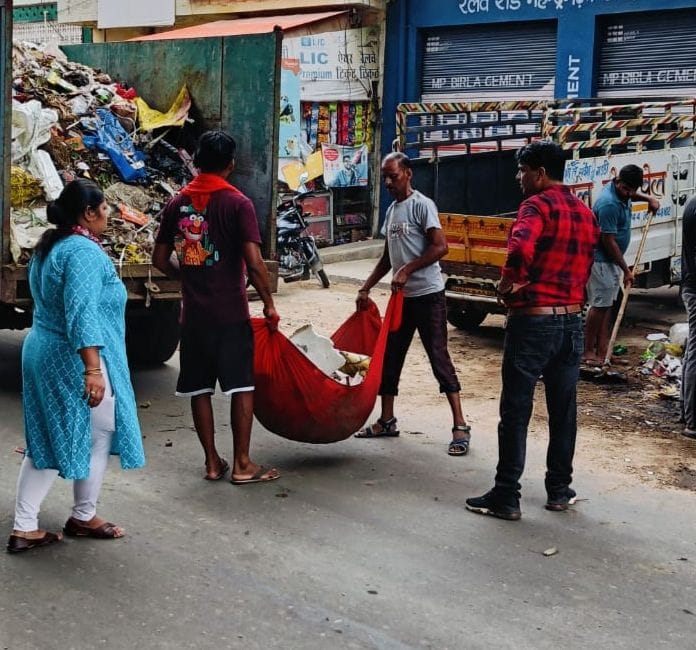 फोटो संख्या: 55 माॅडल संस्कृति स्कूल के पास नाले की सफाई करते हुए सफाई कर्मचारी---संवाद