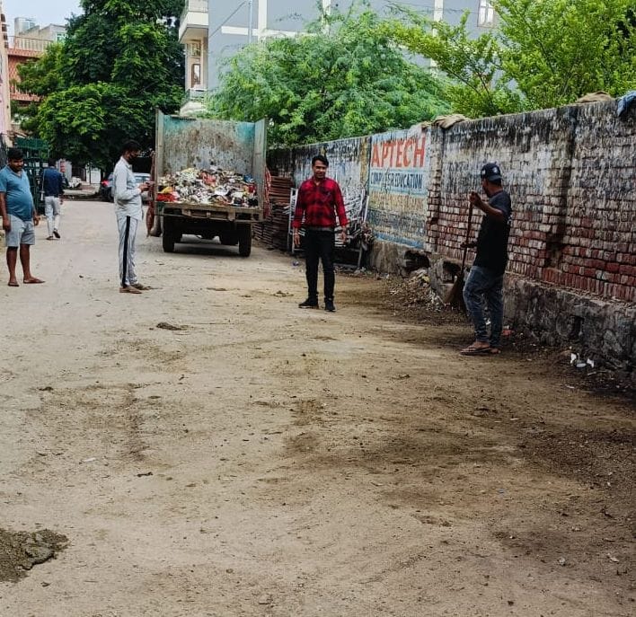 फोटो संख्या: 55 माॅडल संस्कृति स्कूल के पास नाले की सफाई करते हुए सफाई कर्मचारी---संवाद