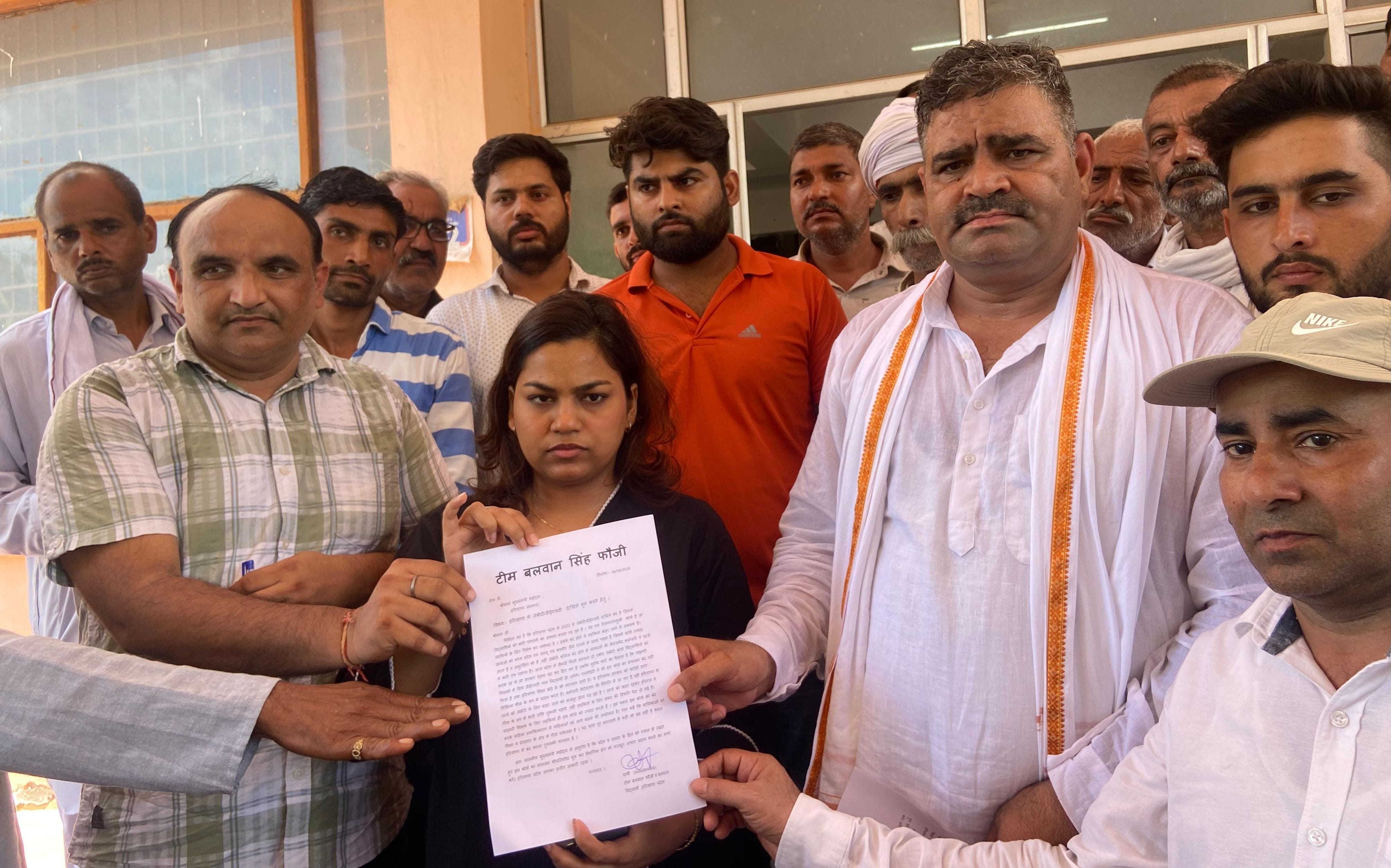 फोटो संख्या: 72 महेंद्रगढ़ में हाथों में पट्टी लेकर बाजार में प्रदर्शन करते हुए युवा---संवाद फोटो संख्या: 72 महेंद्रगढ़ में हाथों में पट्टी लेकर बाजार में प्रदर्शन करते हुए युवा---संवाद