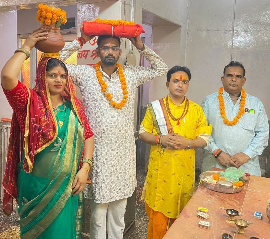 फोटो संख्या:64- मोहल्ला सैनीपुरा में श्रीमद्भागवत कथा के शुभारंभ पर कलश यात्रा निकालती महिलाएं-