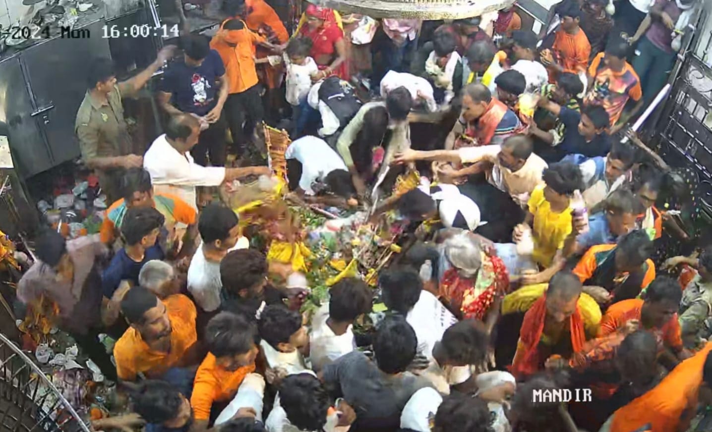 गोला के पौराणिक शिव मंदिर मार्ग में दर्शन के लिए लगी श्रद्धालुओं की भीड़। संवाद