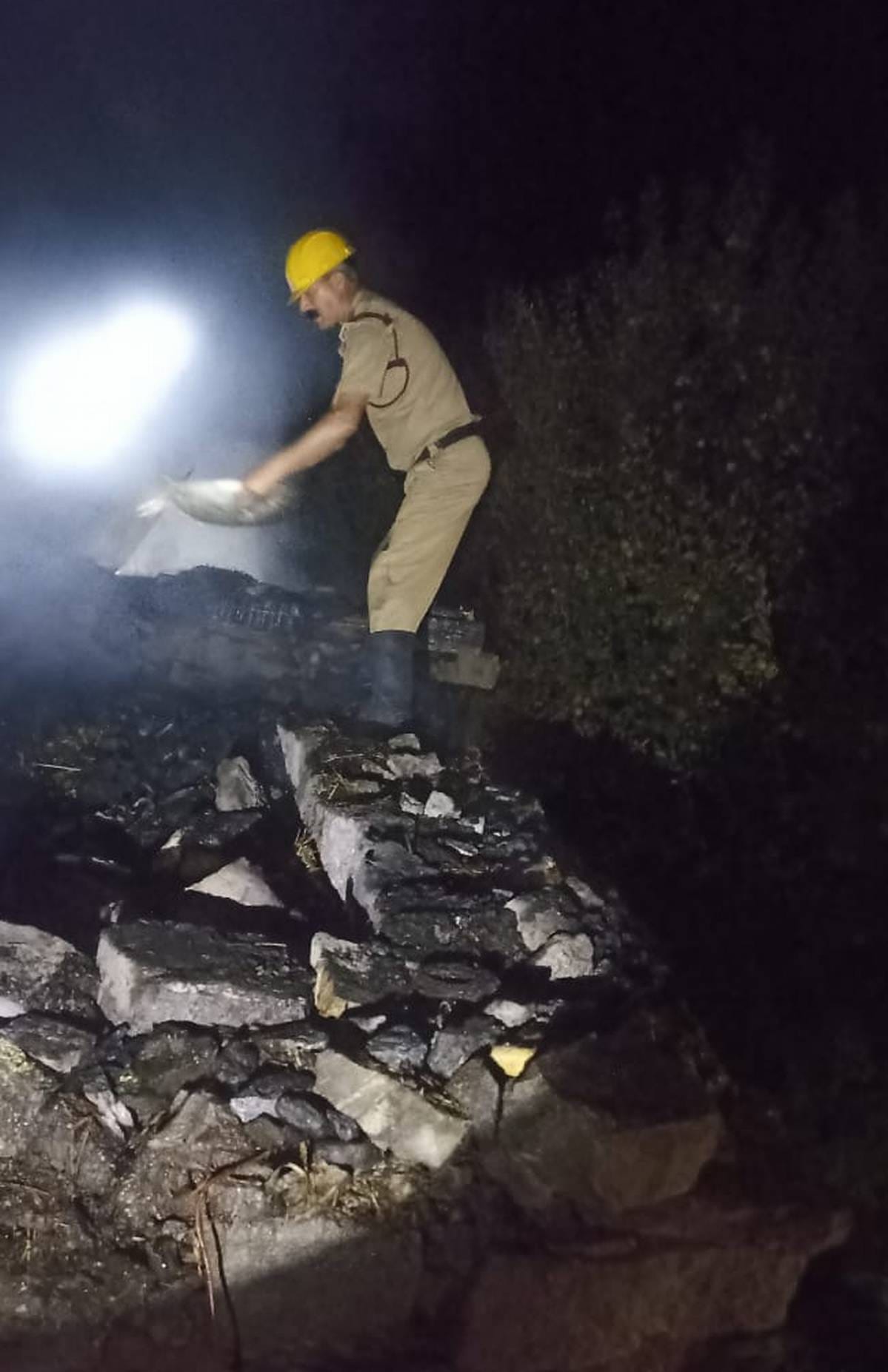 जगतसुख के छनालासेरी में आग लगने के बाद जलता हुआ काष्ठकुणी शैली का मकान जगतसुख के छनालासेरी में आग लगने के बाद जलता हुआ काष्ठकुणी शैली का मकान