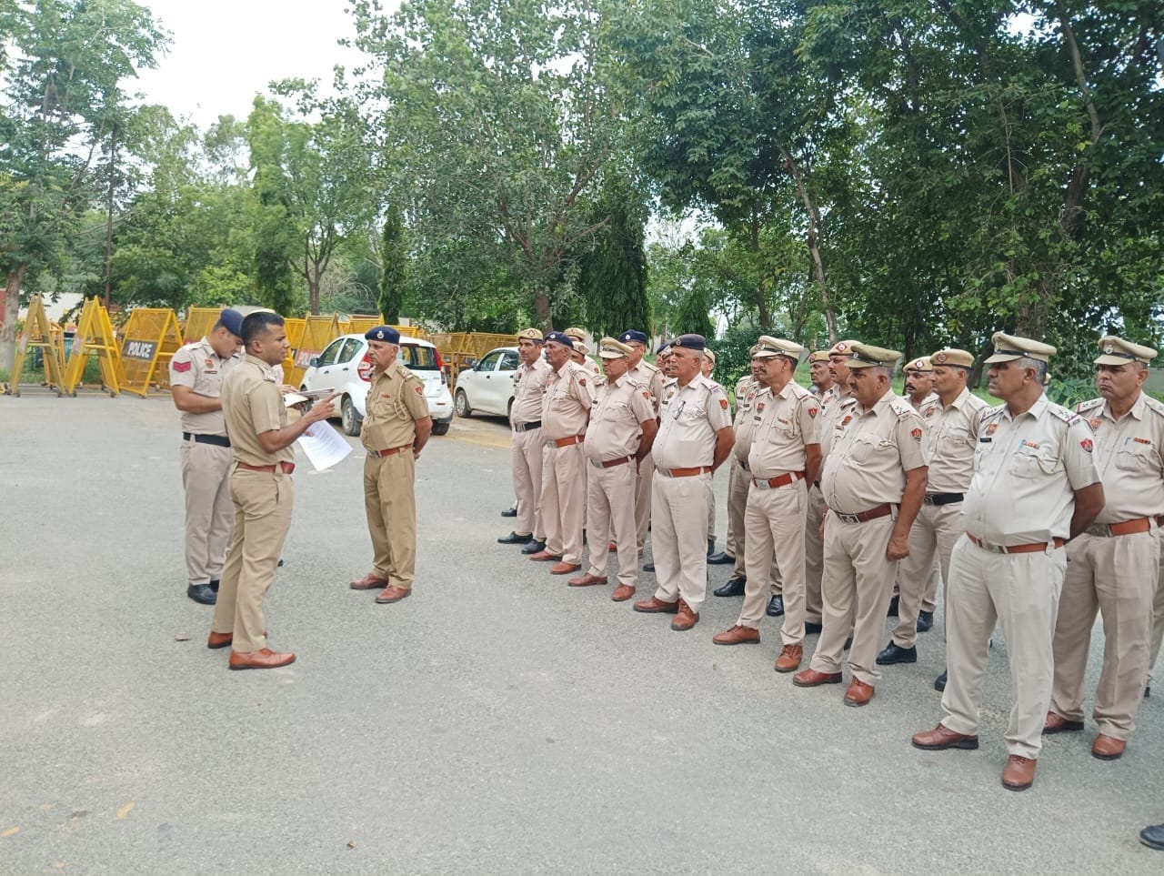 झज्जर क्षेत्र के गांव में राजकीय विद्यालय  से विद्यार्थियों को घर छोड़ने जाते हुए  रोडवेज बस।