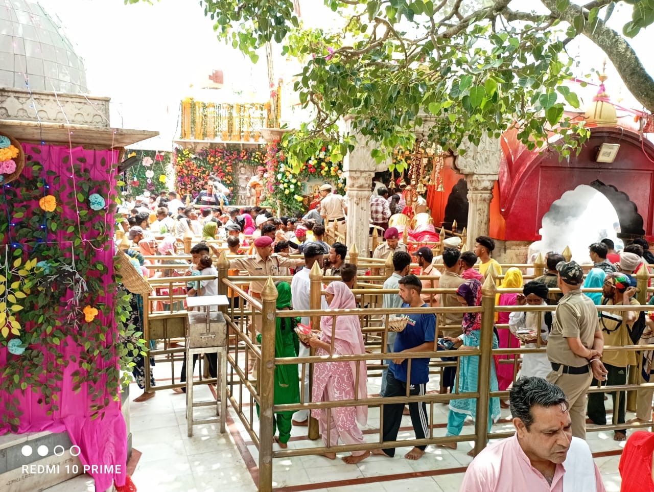 श्री नयना देवी जी मंदिर में मां के दर्शन करने कतारों में खड़े श्रद्धालु। संवाद
