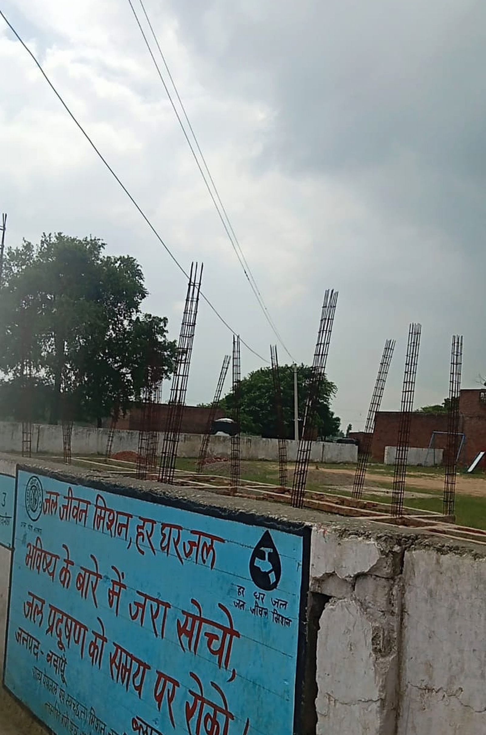 उझानी में आदर्श शिक्षा निकेतन इंटर कॉलेज के ऊपर से गुजर रही हाईटेंशन लाइन। संवाद उझानी में आदर्श शिक्षा निकेतन इंटर कॉलेज के ऊपर से गुजर रही हाईटेंशन लाइन। संवाद