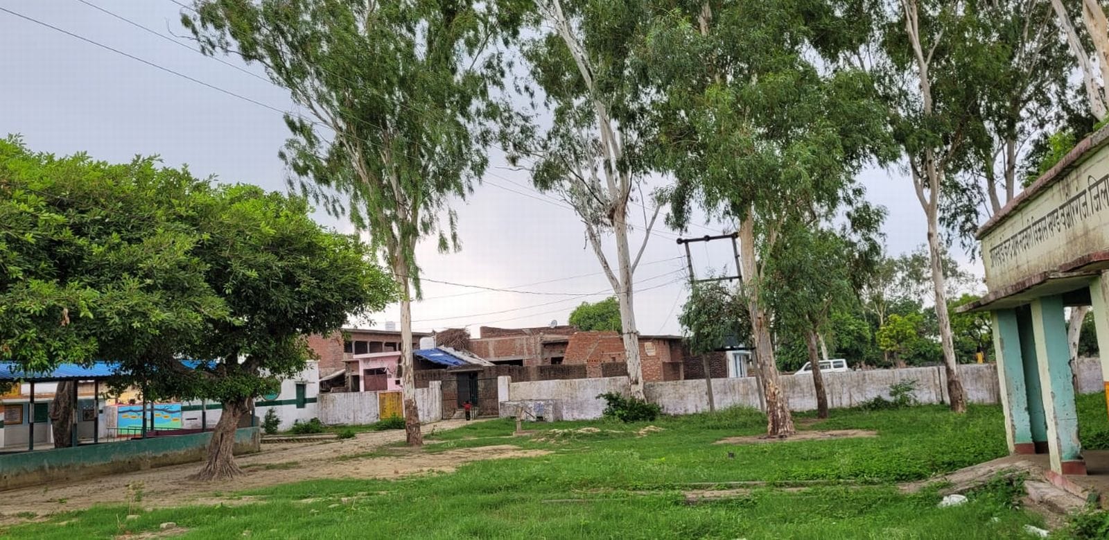 उझानी में आदर्श शिक्षा निकेतन इंटर कॉलेज के ऊपर से गुजर रही हाईटेंशन लाइन। संवाद उझानी में आदर्श शिक्षा निकेतन इंटर कॉलेज के ऊपर से गुजर रही हाईटेंशन लाइन। संवाद