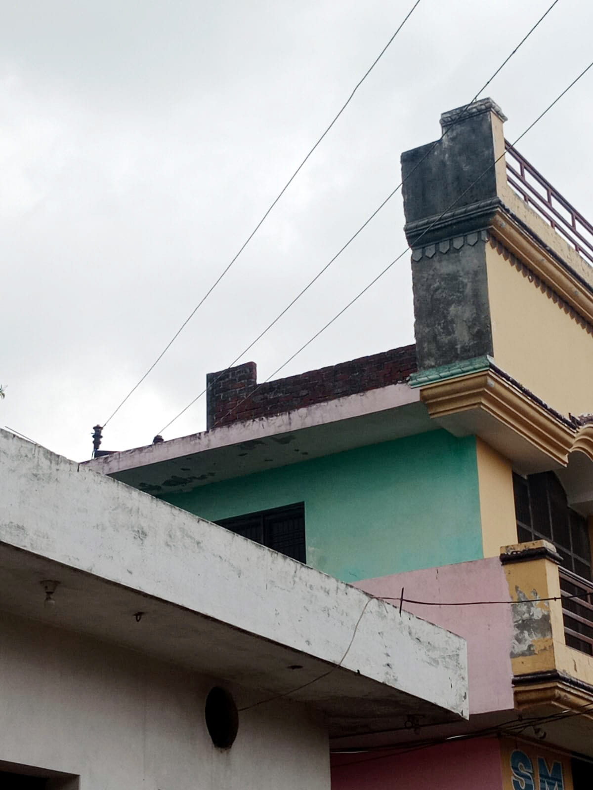 उझानी में आदर्श शिक्षा निकेतन इंटर कॉलेज के ऊपर से गुजर रही हाईटेंशन लाइन। संवाद उझानी में आदर्श शिक्षा निकेतन इंटर कॉलेज के ऊपर से गुजर रही हाईटेंशन लाइन। संवाद