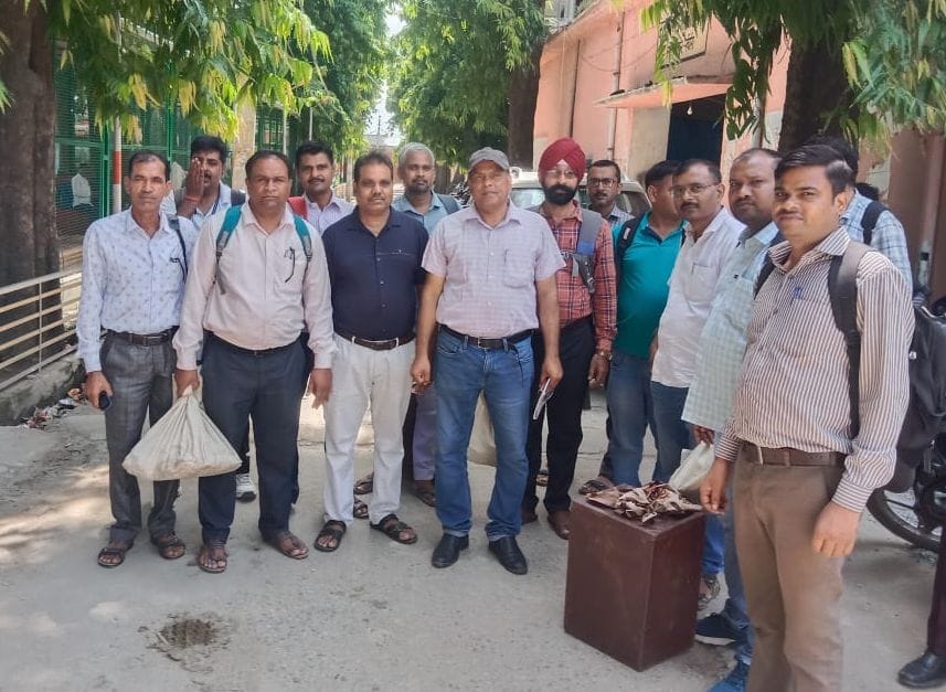 उपचुनाव के लिए निघासन ब्लाक से रवाना होती पोलिंग पार्टिया- संवाद
