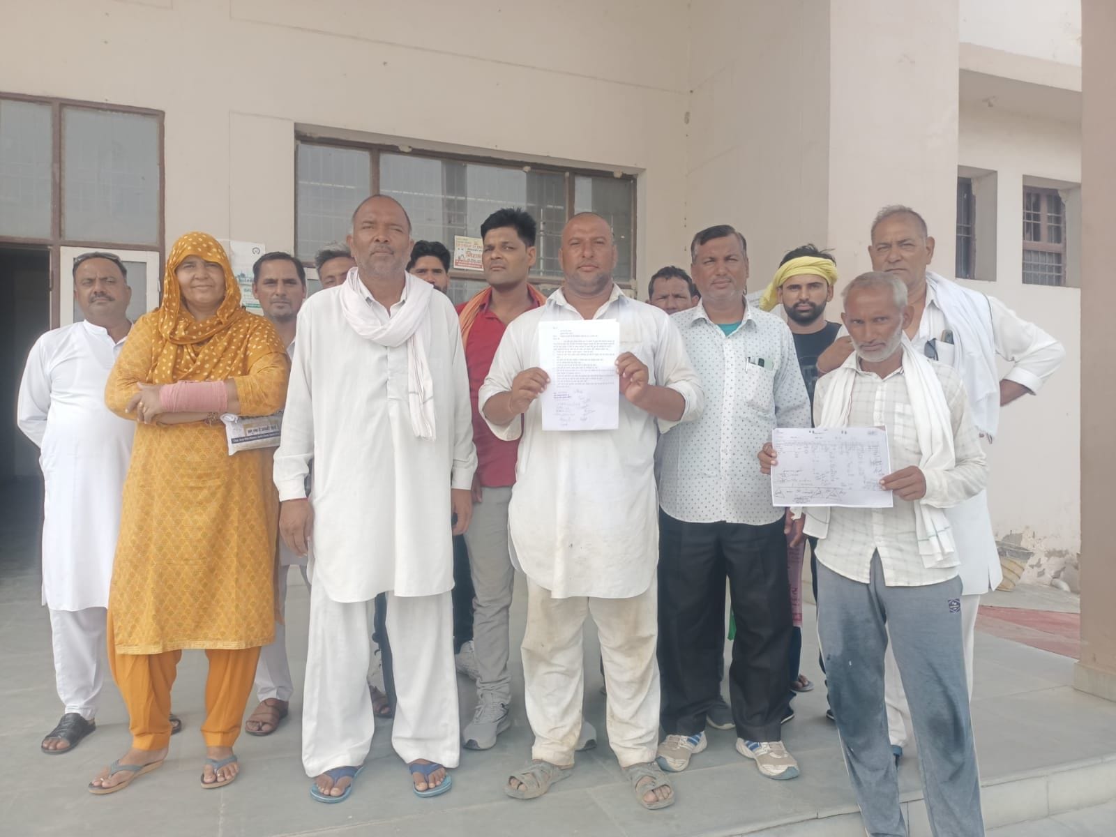 06जेएनडी03: तहसील कार्यालय में ज्ञापन सौंपने जाते हुए पंच। 06जेएनडी03: तहसील कार्यालय में ज्ञापन सौंपने जाते हुए पंच।