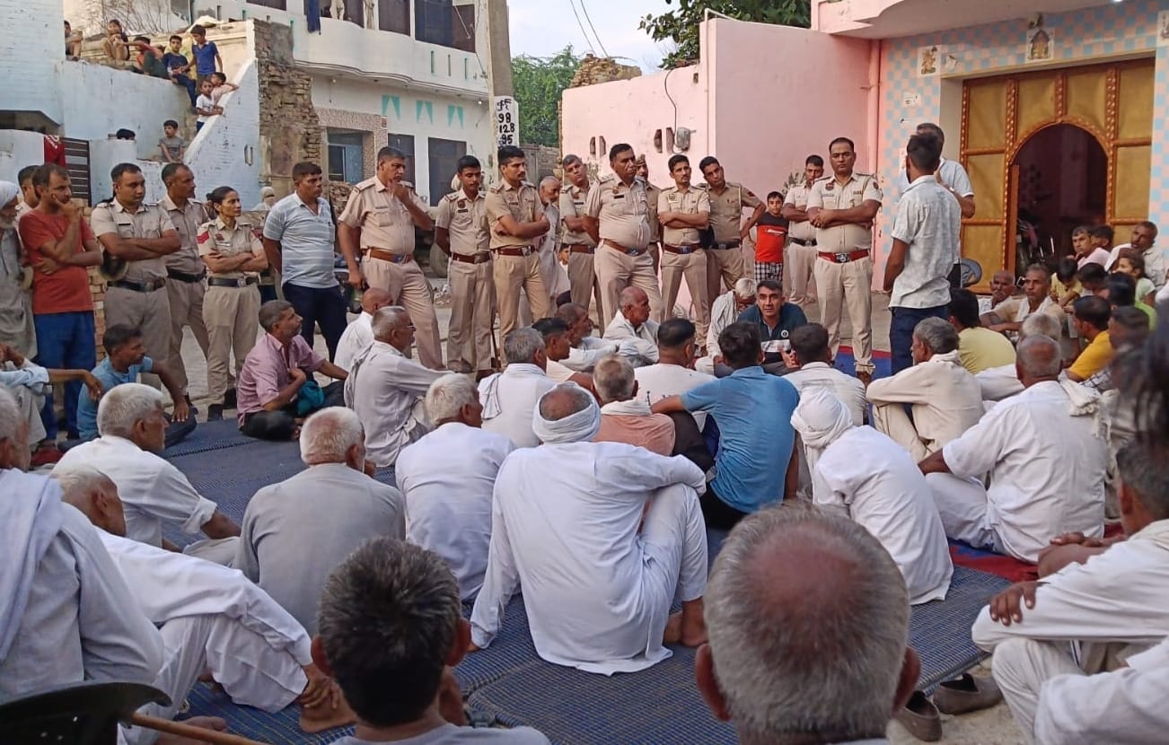 06जेएनडी29: संडील गांव मे ग्रामीणों को समझाते हुए पुलिस प्रशासन। संवाद 06जेएनडी29: संडील गांव मे ग्रामीणों को समझाते हुए पुलिस प्रशासन। संवाद