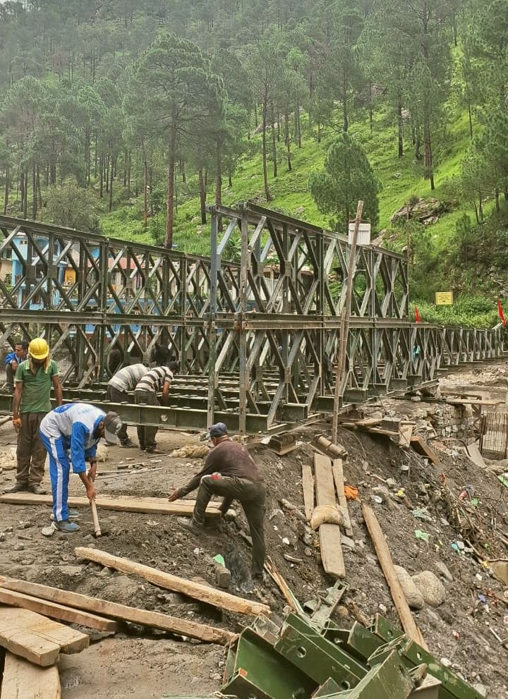बागीपुल में युद्धस्तर पर चल रहा बेली ब्रिज का निर्माण कार्य। संवाद बागीपुल में युद्धस्तर पर चल रहा बेली ब्रिज का निर्माण कार्य। संवाद