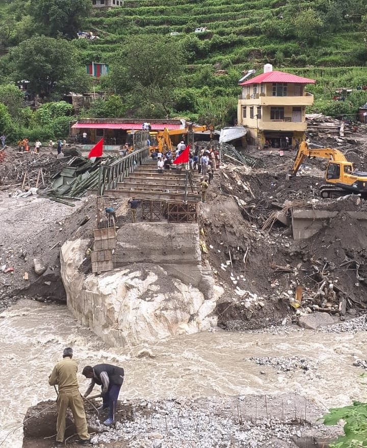 बागीपुल में युद्धस्तर पर चल रहा बेली ब्रिज का निर्माण कार्य। संवाद बागीपुल में युद्धस्तर पर चल रहा बेली ब्रिज का निर्माण कार्य। संवाद