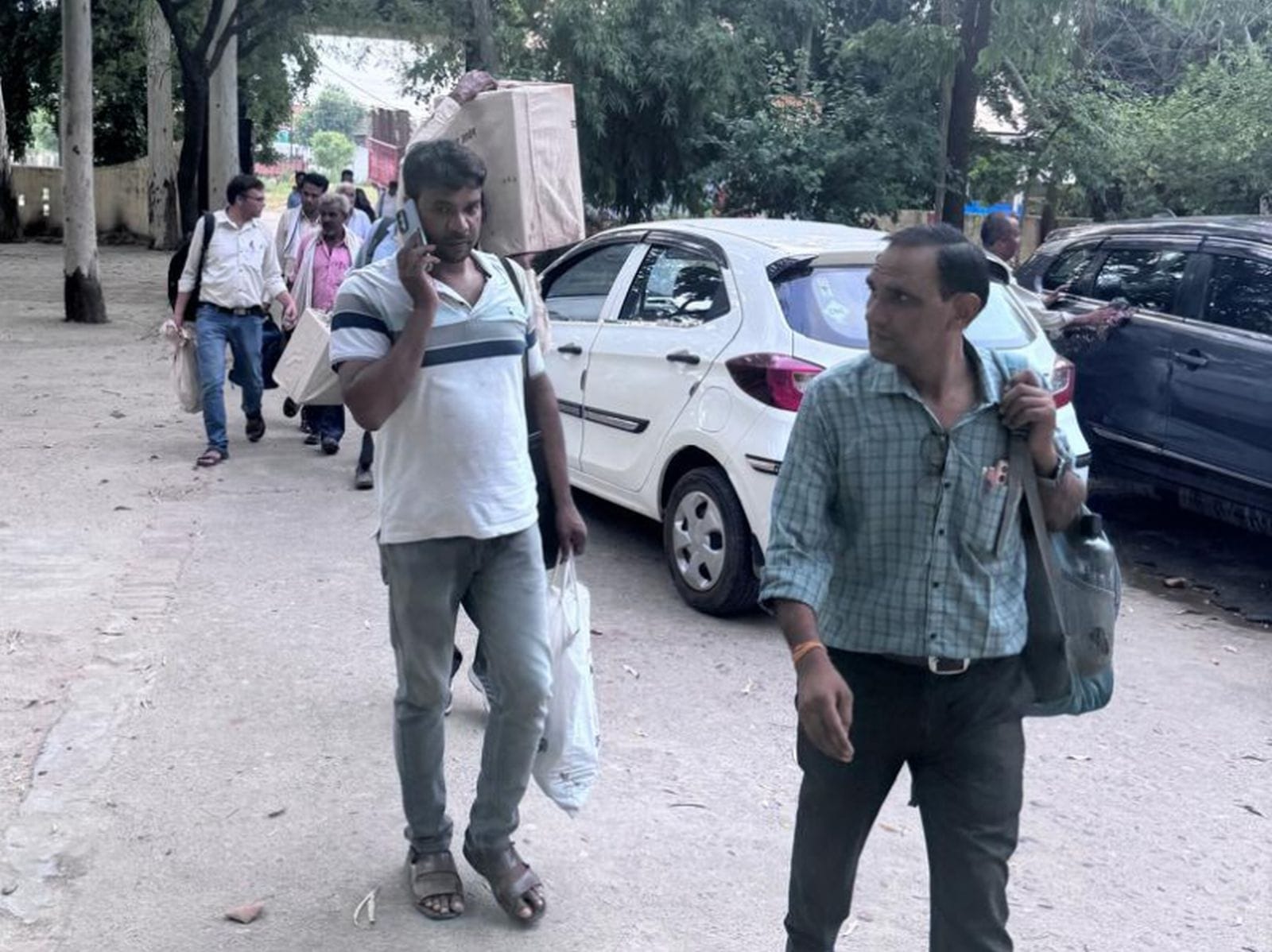 ब्लॉक सलारपुर की ग्राम पंचायत भिंदुलिया प्लासी में मतदान करने पहुंचे मतदाता के स्याही लगता कर्म