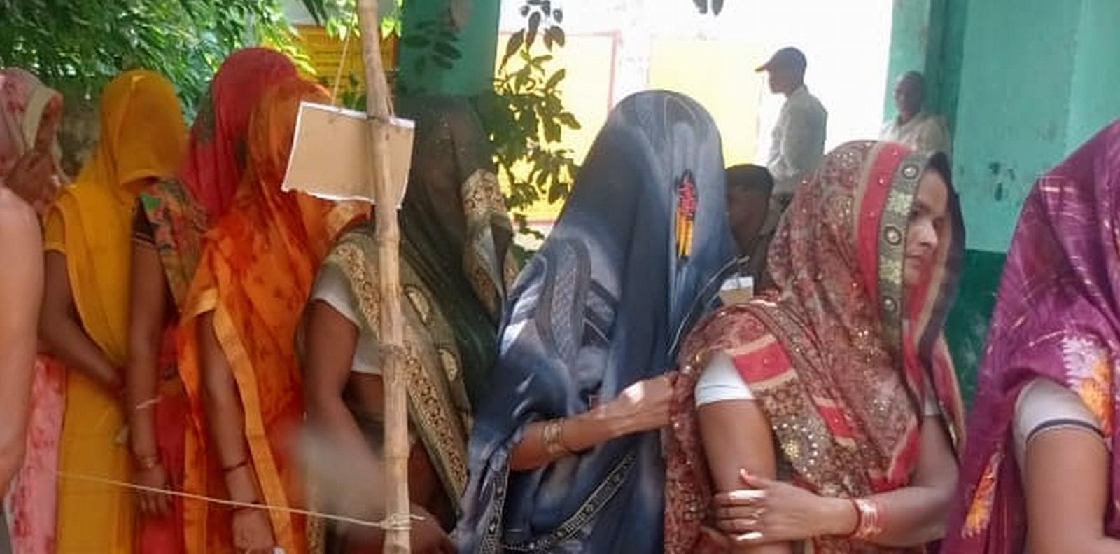ब्लॉक सलारपुर की ग्राम पंचायत भिंदुलिया प्लासी में मतदान करने पहुंचे मतदाता के स्याही लगता कर्म