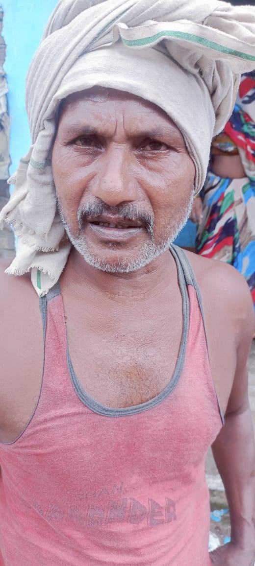 बिलसंडा के बिलहरा गांव में सड़क पर फैंली गंदगी।संवाद बिलसंडा के बिलहरा गांव में सड़क पर फैंली गंदगी।संवाद
