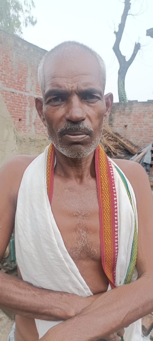 बिलसंडा के बिलहरा गांव में सड़क पर फैंली गंदगी।संवाद बिलसंडा के बिलहरा गांव में सड़क पर फैंली गंदगी।संवाद