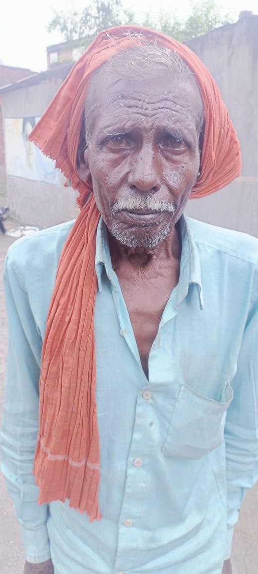 बिलसंडा के बिलहरा गांव में सड़क पर फैंली गंदगी।संवाद बिलसंडा के बिलहरा गांव में सड़क पर फैंली गंदगी।संवाद