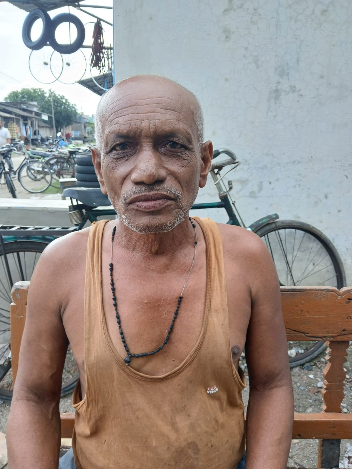 गभिया सहराई में हिंसा को लेकर आपस में बातचीत करते बंगाली परिवार के लोग। संवाद गभिया सहराई में हिंसा को लेकर आपस में बातचीत करते बंगाली परिवार के लोग। संवाद