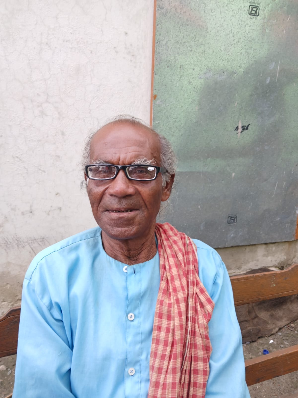 गभिया सहराई में हिंसा को लेकर आपस में बातचीत करते बंगाली परिवार के लोग। संवाद गभिया सहराई में हिंसा को लेकर आपस में बातचीत करते बंगाली परिवार के लोग। संवाद
