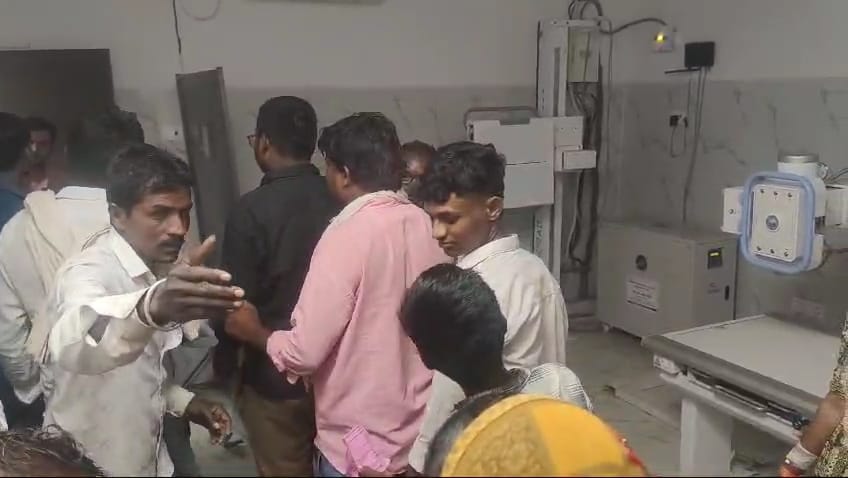 हादसे के बाद अस्पताल में लगी परिजनों की भीड़