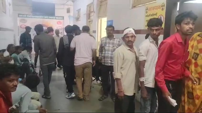 हादसे के बाद अस्पताल में लगी परिजनों की भीड़